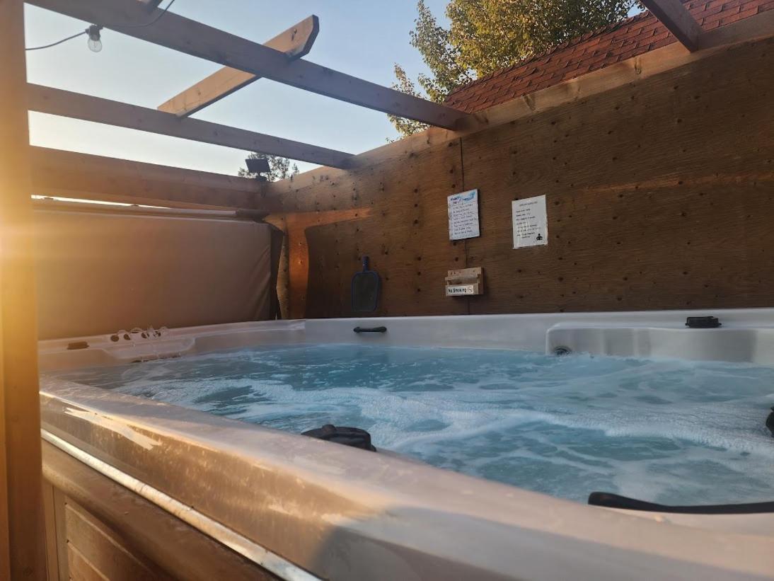 Motel Tyrol Radium Hot Springs Extérieur photo